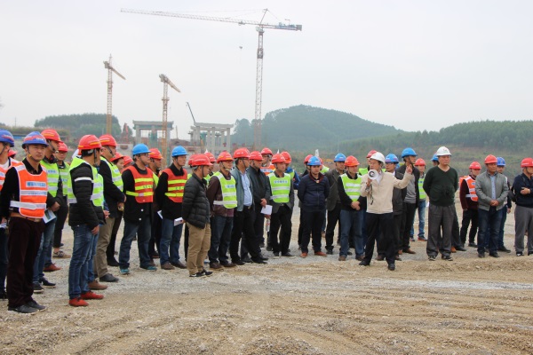 柳南改扩建全线安全管理人员参观特大桥施工现。。。。。。ㄐ薷某叽纾.jpg